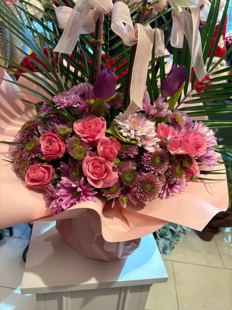 Pembe Mor Aranjmanlı Beyaz Orkide Aranjmanı