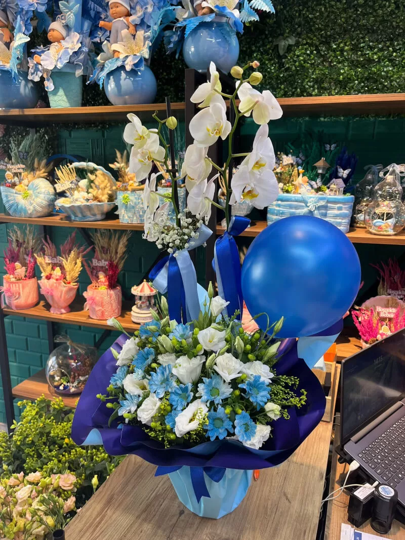 Erkek bebek mavi balonlu orkide aranjmanı 