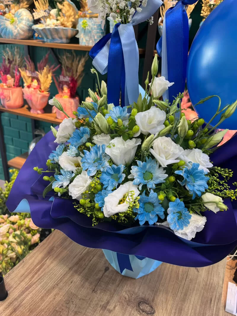 Erkek bebek mavi balonlu orkide aranjmanı 