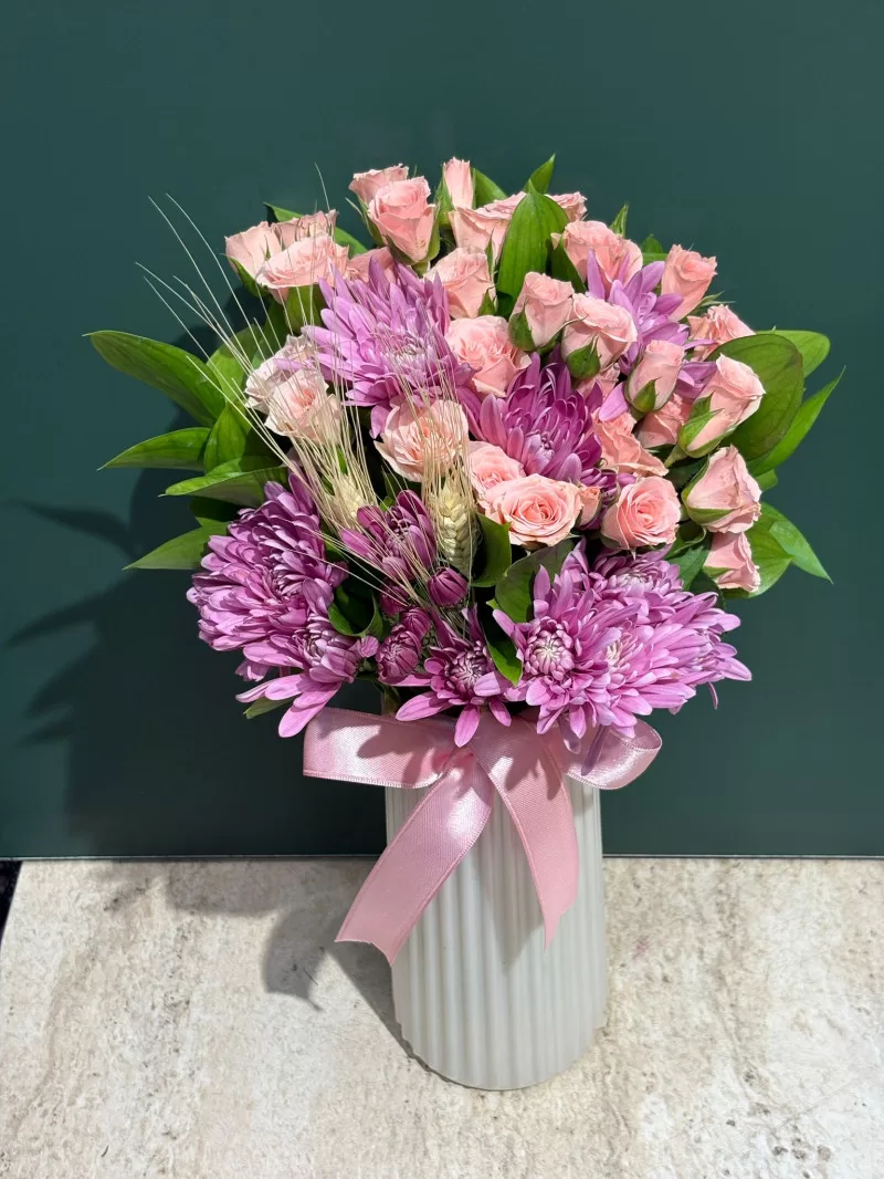 Beyaz Vazosunda Pembe Çardak Güller Ve Papatyalar