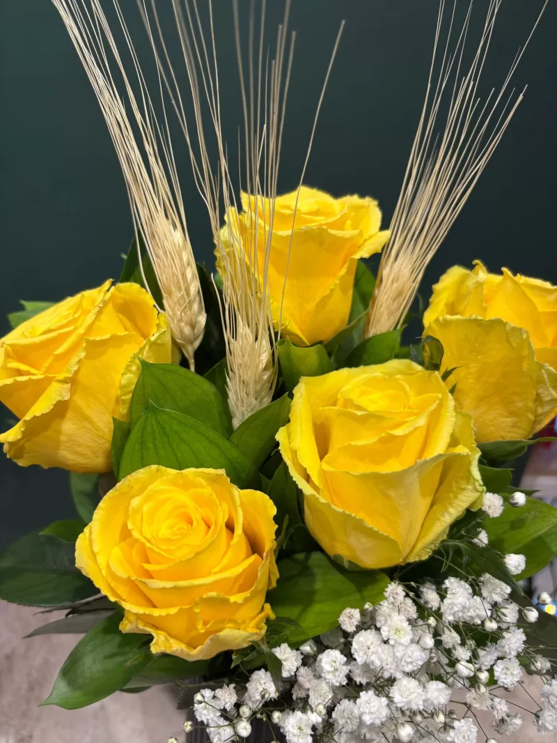 Siyah Vazosunda 5 adet Sarı Gül